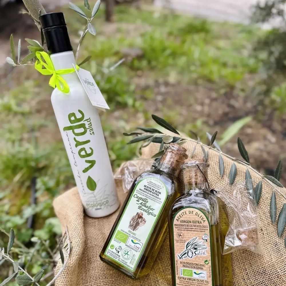 Variedad de botellas, garrafas y latas de AOVE ecológico producido en Sierra Mágina.